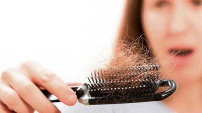 تعانين من تساقط الشعر؟.. إليكِ حل طبيعي بسيط