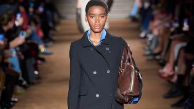 4 معاطف مميزة لإطلالة شتوية أنيقة من دور الأزياء العالمية