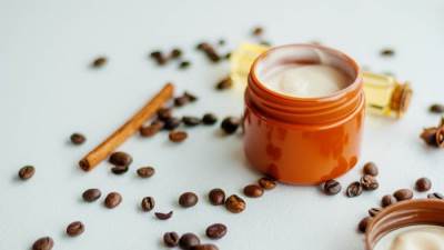 هل الكافيين مفيد لمنطقة حول العينين؟ إليكِ الحقيقة