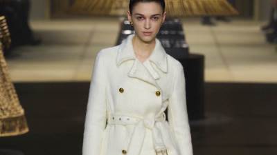 باقة من المعاطف البيضاء الراقية لتجددي إطلالتك في شتاء 2025