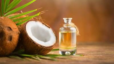 فوائد زيت جوز الهند للبشرة عند استخدامه قبل النوم