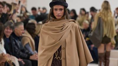 أجمل قصات الكاب الملونة والمشرقة لإطلالة شتوية أنيقة