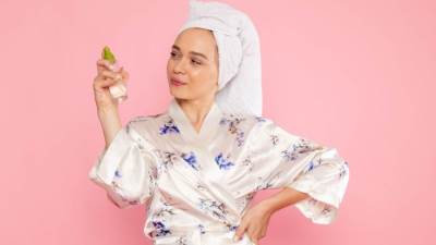 باقة من أفضل بخاخات الوجه لتثبيت مكياجك طوال اليوم