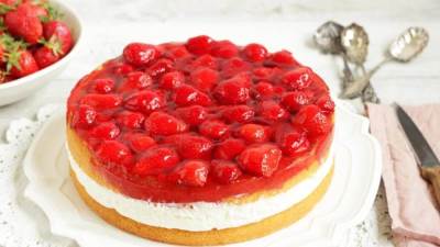 طريقة عمل كيكة الجيلي بالبسكويت والكريمة