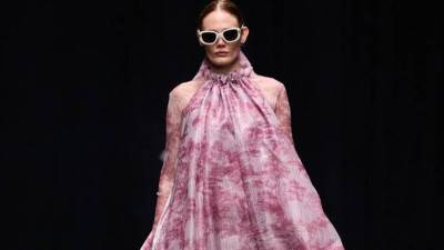 موديلات فساتين واسعة ومريحة تناسب الحوامل في مجموعات ربيع وصيف 2025