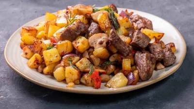 طريقة عمل مكعبات البطاطس باللحم والمشروم