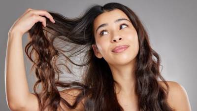 علاجات أساسية لتغذية شعرك وجعله أكثر طولاً ونعومةً