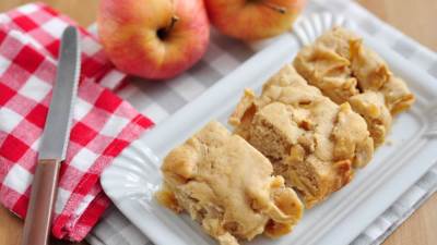 طريقة عمل براونيز التفاح بنكهة الكراميل والقرفة