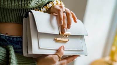 كيف تحمين حقيبتك الجلدية من التقشير والتلف؟