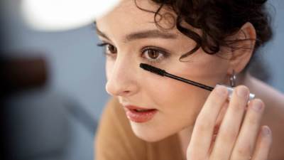 اصنعي الماسكرا الشفافة بنفسك في المنزل لرموش صحية وجميلة