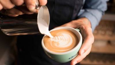 القهوة بالحليب.. هؤلاء ممنوعون من تناولها