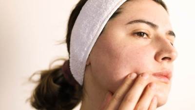 جفاف البشرة الدهنية.. إليك الأسباب وطرق العلاج