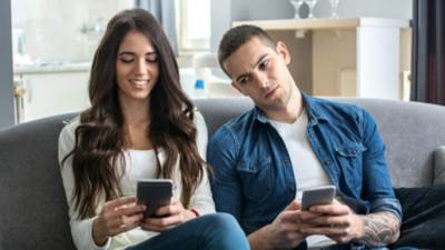 هل الغيرة بين الزوجين أمر صحي وآمن؟