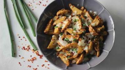 طريقة عمل بطاطس ودجز بالفرن مع جبنة الشيدر