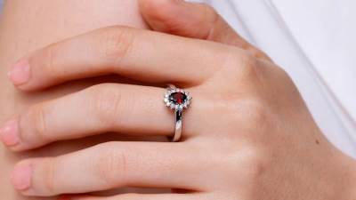 أجمل خواتم زفاف من الأحجار الكريمة