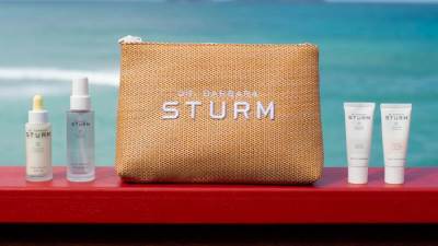 حقيبة من المستحضرات المخصصة لنضارة بشرتك من علامة Dr. Barbara Sturm