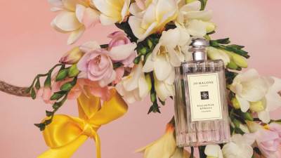 تألقي في نهار الصيف بعطر English Pear & Freesia من Jo Malone London