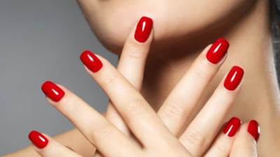 أبرز اتجاهات موضة طلاء الأظافر لصيف 2025