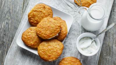 طريقة عمل كوكيز الجزر المحشوة بكريمة الجبن