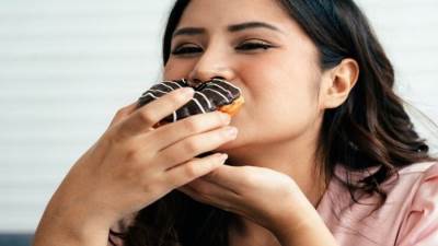 ما هي أضرار تناول الحلويات قبل النوم؟