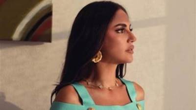 درة تتألق بفستان أزرق صيفي.. استوحي من إطلالتها