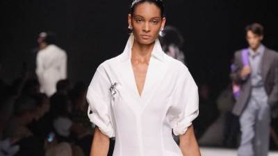 إليكِ باقة من أجمل الفساتين البيضاء لسهرات الصيف من دور الأزياء العالمية