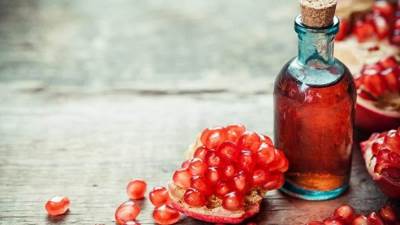 فوائد زيت بذور الرمان لبشرة خالية من التجاعيد