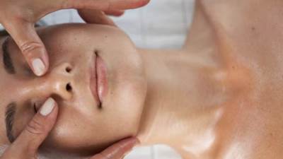 هل التدليك الليمفاوي يخلصك من الهالات السوداء وانتفاخ تحت العين؟