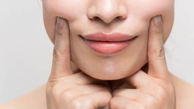 تخلصي من التجاعيد حول الشفاه بحلول بسيطة