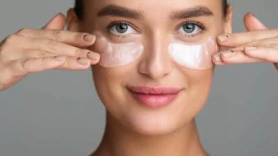 أسباب الانتفاخات تحت العين.. وطرق منزلية للتخلص منها