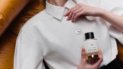 إليكِ عطر Cedar Chic من  علامة Carolina Herrera