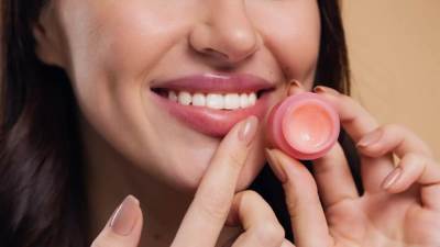 أفضل مرطبات الشفاه تستحق أن لا تفارق حقيبتك