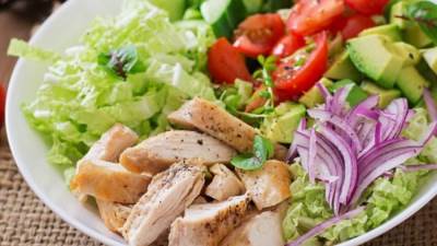 طريقة عمل سلطة الدجاج المشوي مع الأفوكادو والخس