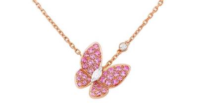 مجوهرات باللون الوردي لدعم محاربات السرطان في أكتوبر الوردي