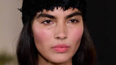 أحدث ألوان أحمر الشفاه الوردي لإطلالات الخريف