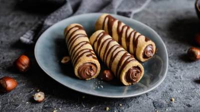 طريقة عمل رول البسكويت بحشوة كريمة البندق والشوكولاتة