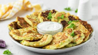 طريقة عمل فطائر الذرة والكوسا النباتية