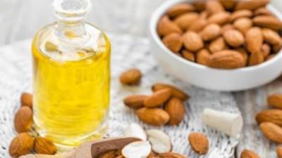 زيت اللوز الحلو.. لتعزيز مرونة بشرتك في الخريف