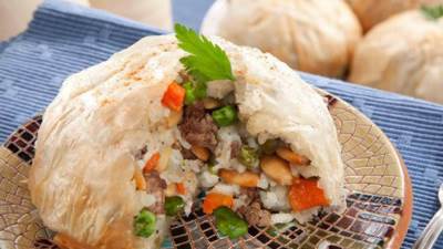 طريقة عمل الأوزي باللحم المفروم والبازلاء