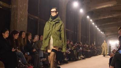 اللون الكاكي يسيطر على موضة خريف 2025