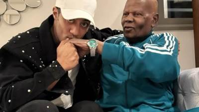 تأثر وبكاء محمد رمضان في جنازة والده.. فيديو