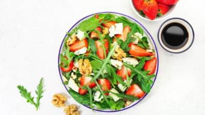 طريقة عمل سلطة الفراولة بالجرجير والجبنة البيضاء