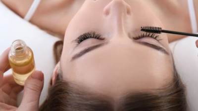 أيهما أفضل لتطويل الرموش.. زيت الخروع أم زيت جوز الهند؟