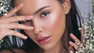 ما الفرق بين الهايلايتر البودرة والسائل والكريمي؟ 