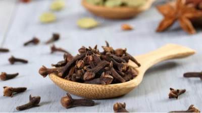 فوائد صحية مذهلة لمضغ القرنفل يومياً
