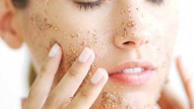 مقشرات منزلية طبيعية لبشرة ناعمة متوهجة