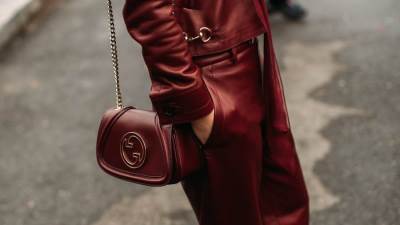 اللون العنابي يتصدر صيحات أزياء عام 2026