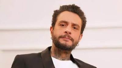 أحمد الفيشاوي يتلقى عزاء والدته في مشهد مؤثر