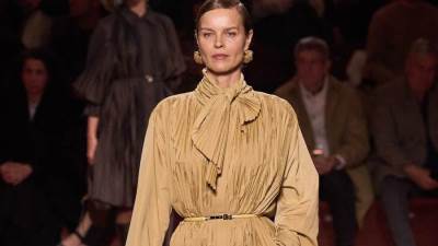 اللون البيج.. الأبرز في أزياء 2026