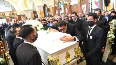 نجوم الفن يحضرون عزاء والدة الفنان هاني رمزي.. صور